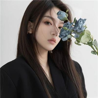 情薄似流云，红颜洽春风